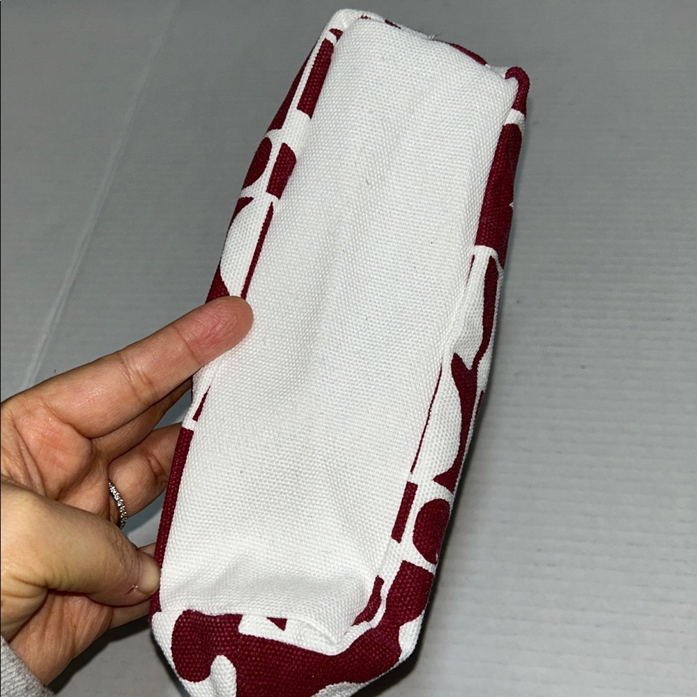 💗NWT Vuori Holiday 25 Pouch Strawberry - Picture 5 of 7